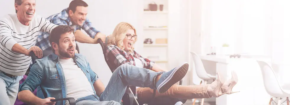 Employés qui collaborent ensemble