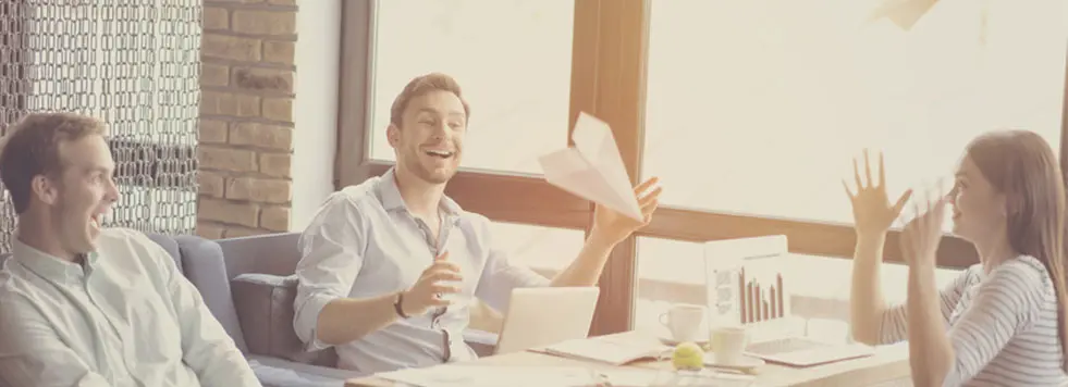 Employés qui collaborent ensemble